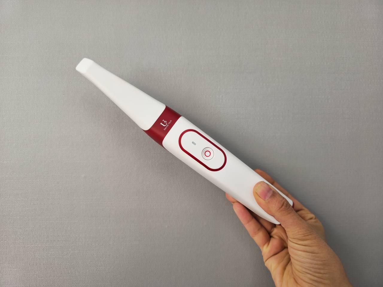 استفاده از اسکنر دیجیتال برای قالب‌گیری دقیق و راحت دندان در کلینیک دکتر مشایخی