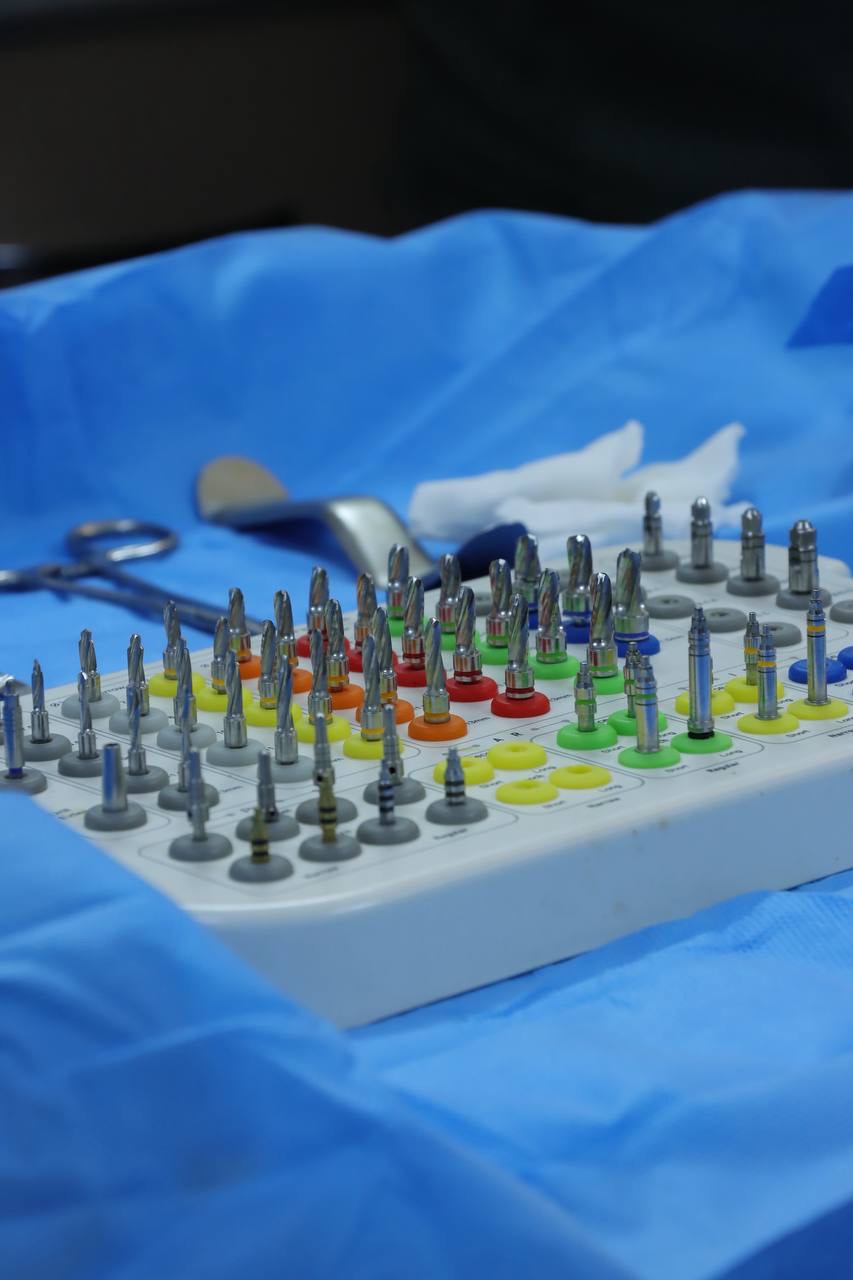 تجهیزات دندانپزشکی مدرن و استریل شده برای ایمنی و سلامت بیمار