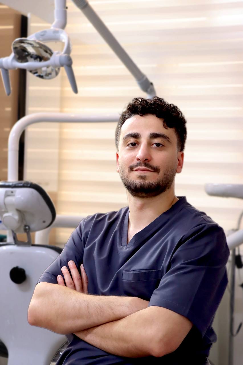 پرتره دکتر بابک مشایخی، متخصص دندانپزشکی زیبایی و ایمپلنت