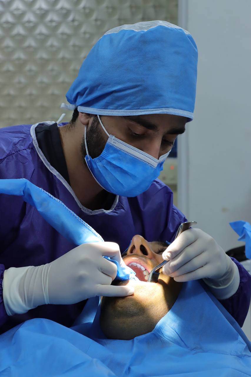 معاینه دقیق و مشاوره تخصصی توسط دکتر بابک مشایخی