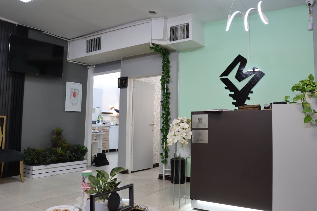 فضای پذیرش آرام و مدرن کلینیک دندانپزشکی دکتر مشایخی