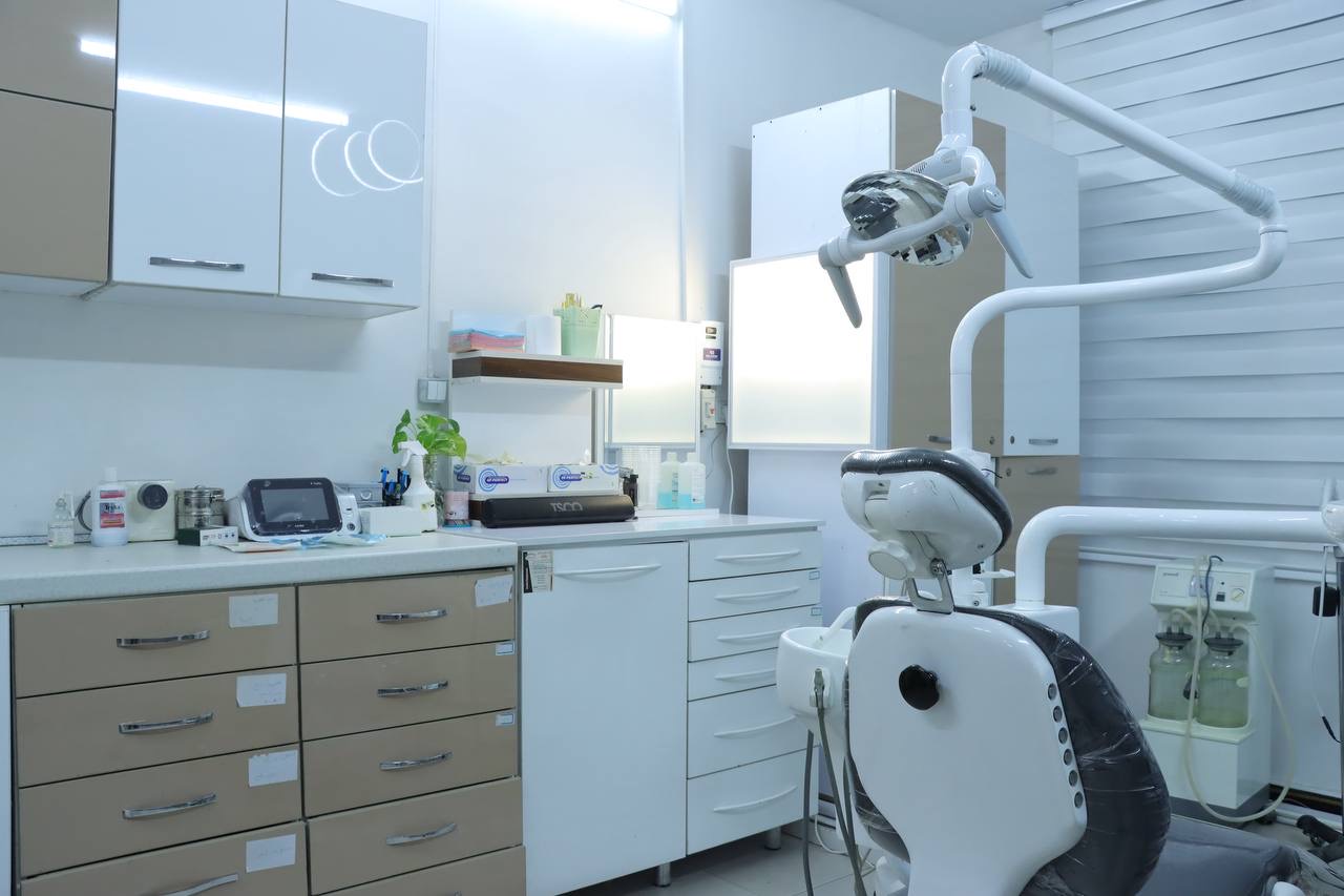 یونیت دندانپزشکی مجهز و پیشرفته برای درمانی راحت و بی‌نقص