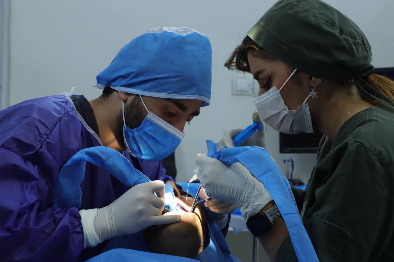 تمرکز و دقت تیم درمانی کلینیک دکتر مشایخی حین انجام پروسه‌های دندانپزشکی